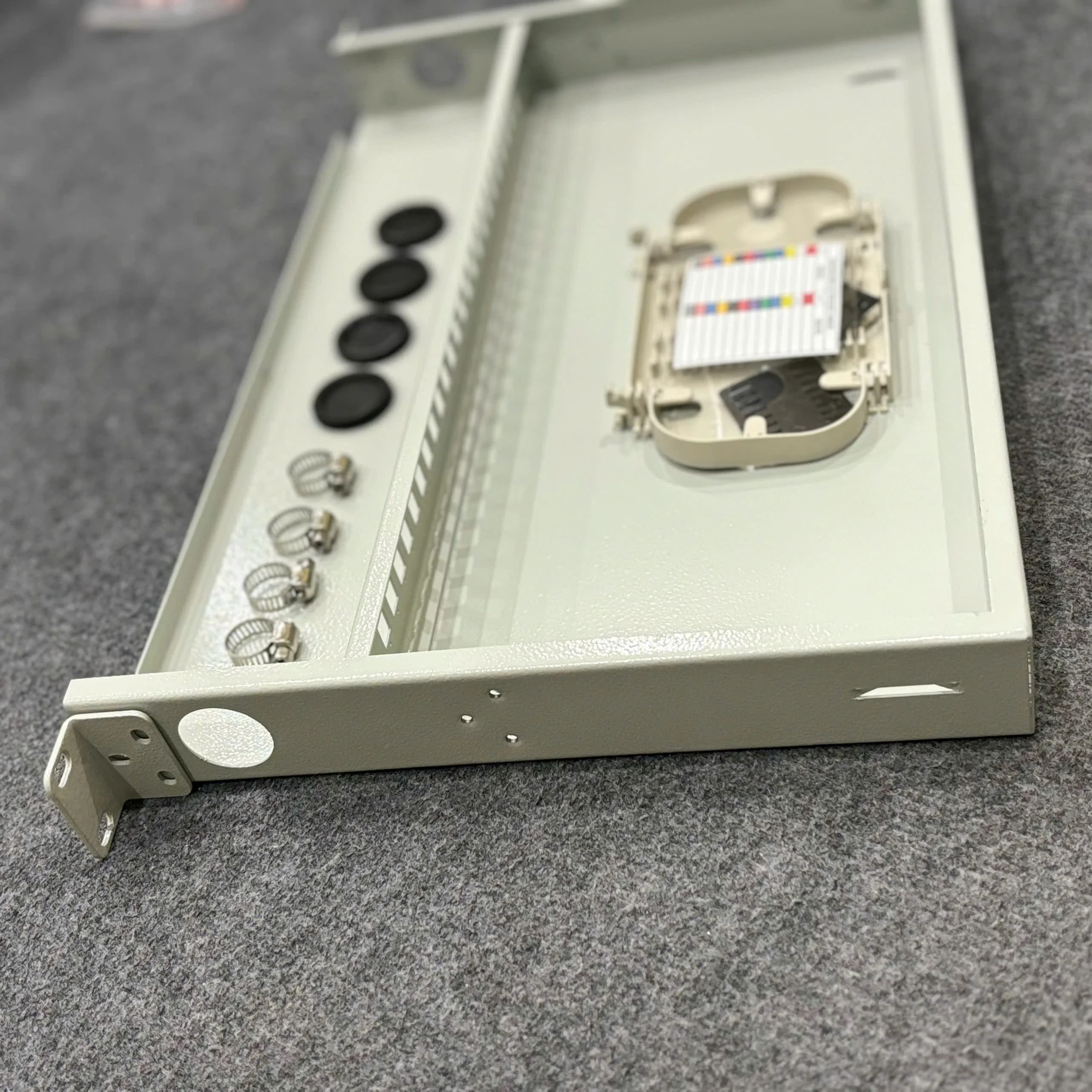 vo-odf-24fo-nap-mo-bat-rack (3)-1750475431.webp